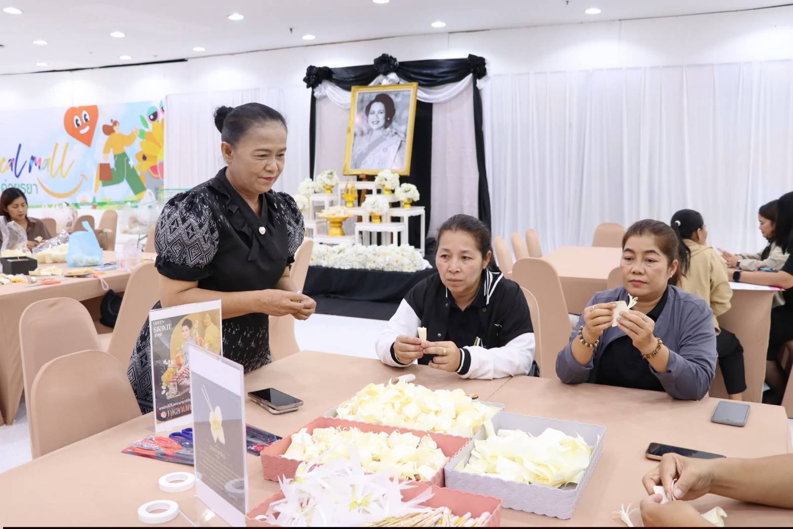 title - ศพส. ร่วมกิจกรรม “หนึ่งดอกไม้จากสองมือ แทนความตั้งใจจากหัวใจชาวอยุธยา” ณ ศูนย์การค้าเซ็นทรัล อยุธยา